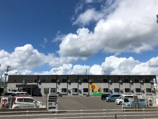 広々とした建物外観