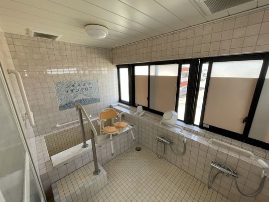 広々とした清潔な浴室