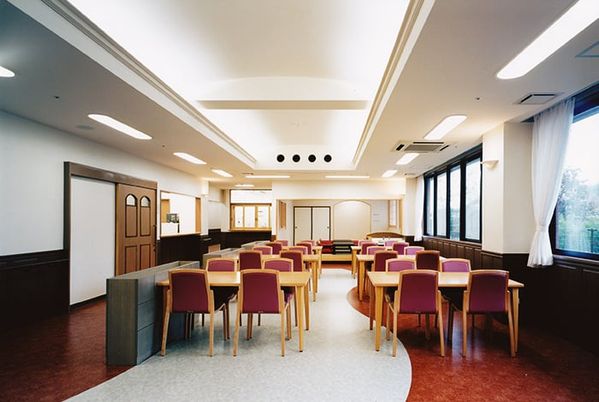 日差しが降り注ぐ食堂