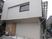 白い壁の建物入口