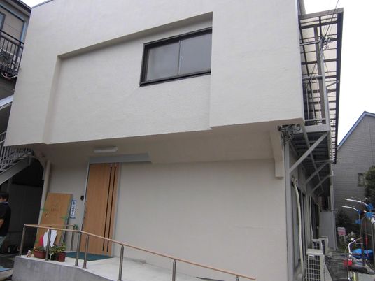 白い壁の建物入口