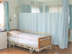 居室のベッドとカーテン