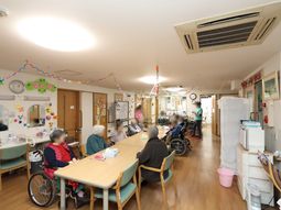 多彩な装飾の食堂