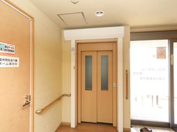 エレベーター前の通路