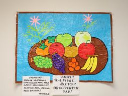 壁に掲示されたカラフルな絵