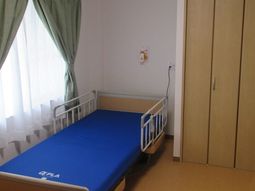 明るい居室のベッド