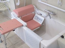 バリアフリー設計の浴室