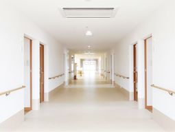 明るい廊下の一望