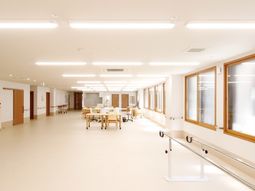 広々とした明るい廊下