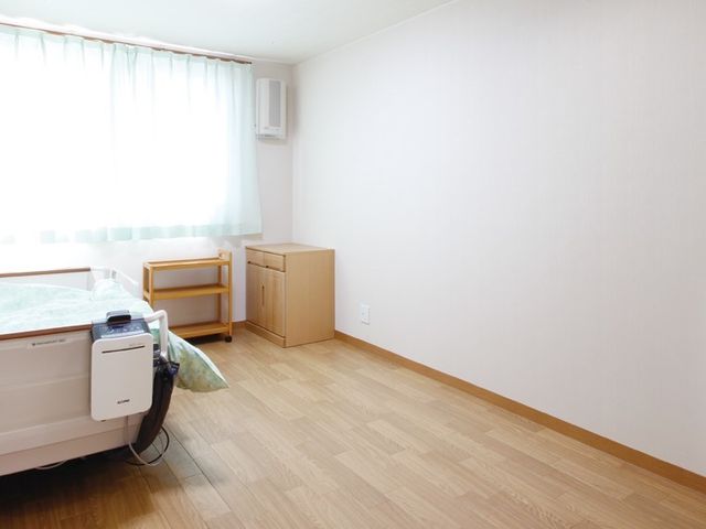 居室のシンプルな様子 居室 洗練された居室は、必要な家具が備えられ、快適な個人スペースを提供しています。ゆったりと過ごせる明るい環境が整っています。