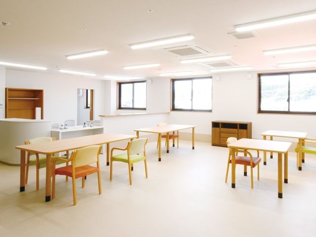 清潔な食堂スペース 食堂 開放感あふれる綺麗なスペースで、利用者様が食事や憩いの時を過ごされます。明るく広々としたデザインで、日々の食事が一層楽しみになる環境です。