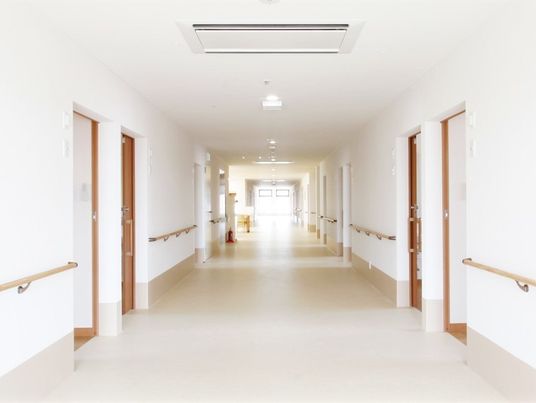 手すり付き明るい廊下