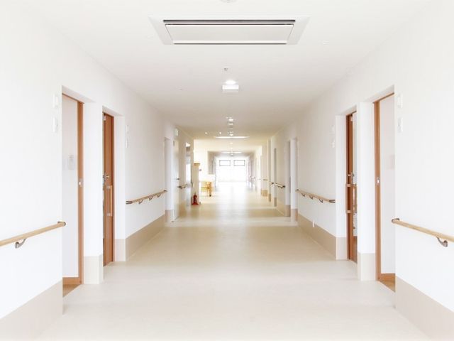 手すり付き明るい廊下 廊下 広々として明るく、手すりが整った廊下は、ご利用者の安全な移動を支えます。