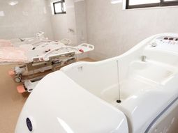 モダンな設備の浴室