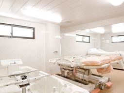 清潔な居室内のベッド