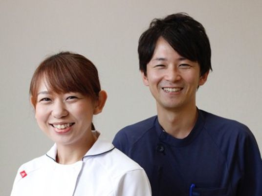 笑顔のスタッフ2人  