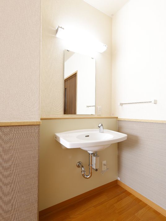手洗い設備のある廊下