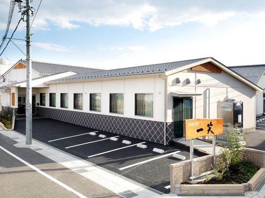 明るく清潔な外観