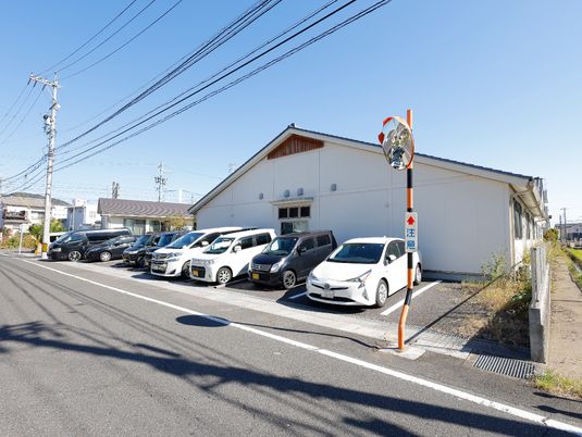 駐車スペース付きの外観