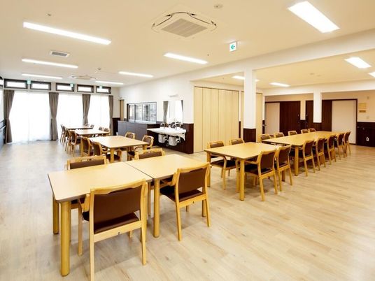 広々とした食堂の風景