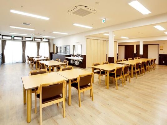 広々とした食堂の風景
