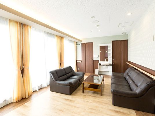 居室のソファと洗面台