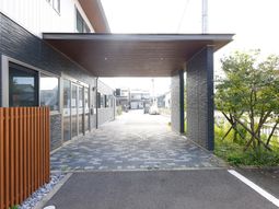 モダンな建物のエントランス