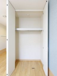 シンプルな洋室のベッドスペース