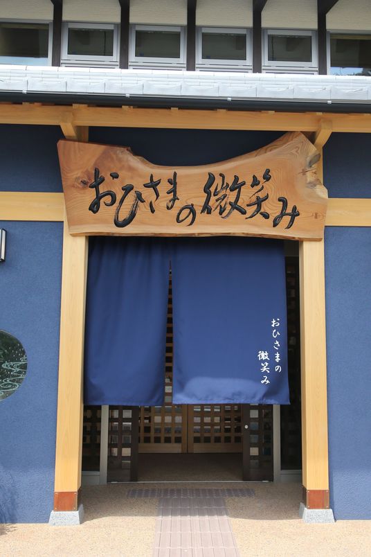落ち着いた色合いのエントランス