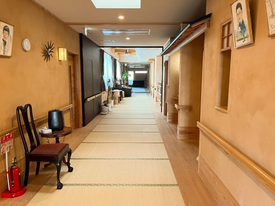 落ち着いた穏やかな廊下