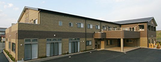 広々とした建物外観
