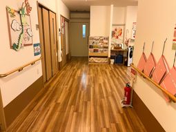 明るい床の廊下