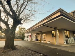 広々とした建物の外観