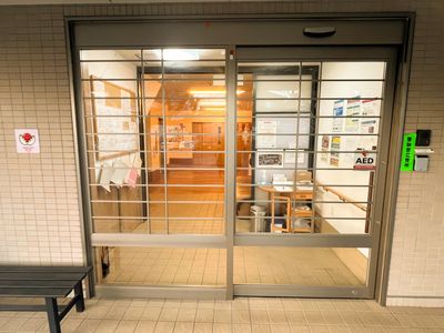 掲示物がある廊下