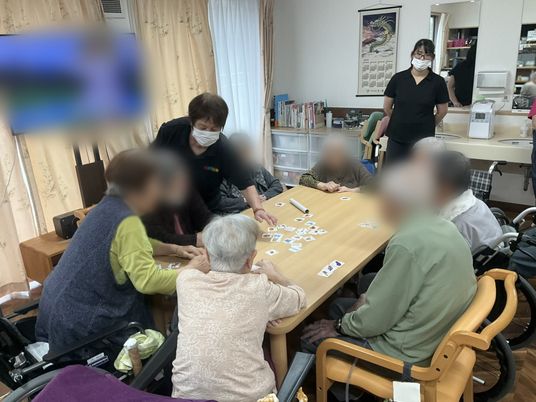 ゲームを楽しむ人々とスタッフの居室