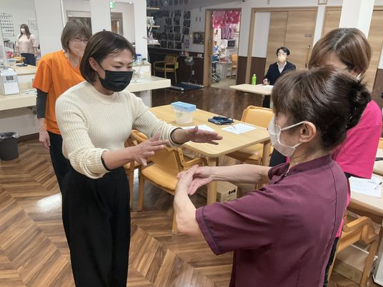 リビングで体操する様子  