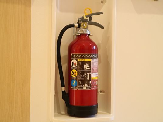 赤い消火器が壁に設置