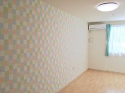 明るい壁紙の居室