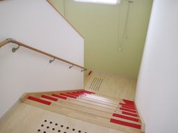 安全な施設の階段