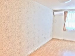 花柄壁紙の明るい居室