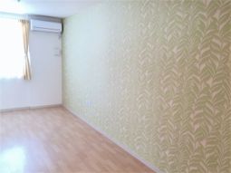 明るい壁紙の居室