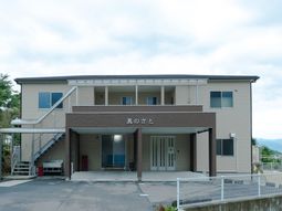 清潔感ある建物のエントランス