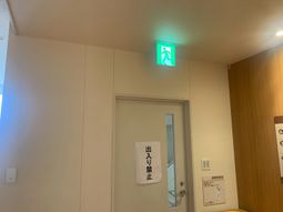 避難口のある廊下  