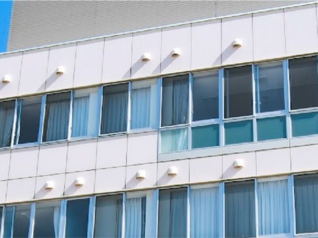 青空と建物の外観 外観 明るい雰囲気の外観は見晴らしが良く、清潔感があります。開放感を感じられる快適な環境です。