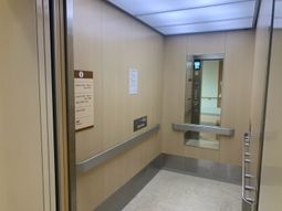 案内表示のあるエレベーター  