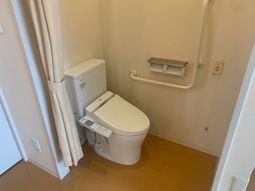 手すり付きトイレ  