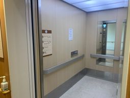案内表示のあるエレベーター  