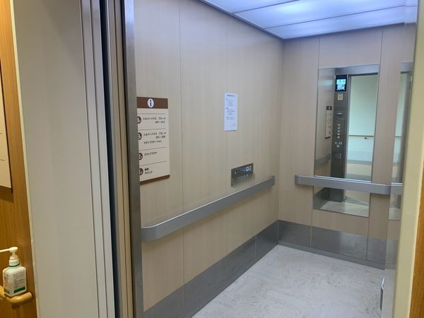 案内表示のあるエレベーター  