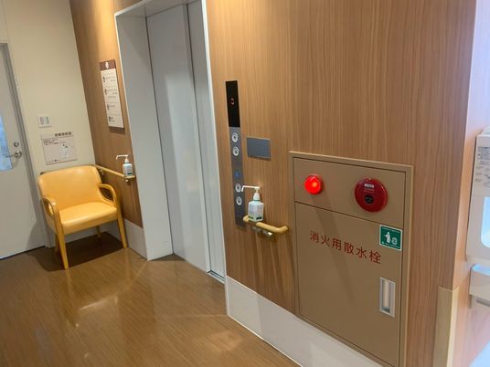 木目調の廊下  