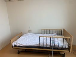 電動ベッドのある居室  